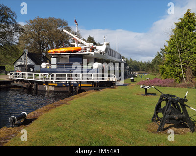 Le "Seigneur des Glens' bateau voyage passant par Kytra serrure sur le Canal Calédonien, Ecosse Banque D'Images