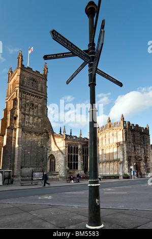 Place principale de la ville de Cotswold Cirencester avec St John the Baptist Church Banque D'Images