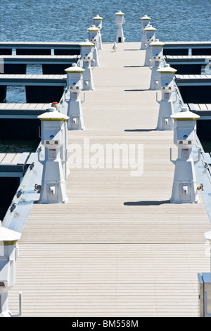 Quai vide au yacht club sur le lac Ontario, Oswego NY Banque D'Images