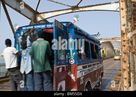 Les gens sur le bus traversant le célèbre Pont de Sant louis, Sénégal, Afrique. Banque D'Images