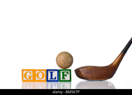 Enfants colorés blocks spelling GOLF avec mobilier en bois et une balle de golf driver Banque D'Images