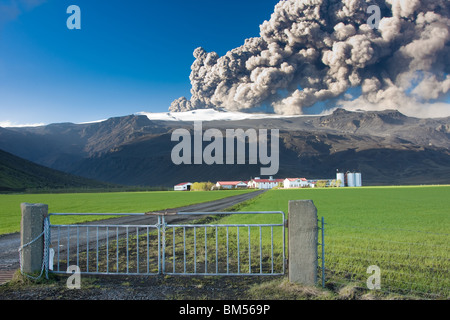 L'éruption du volcan Eyjafjallajokull en Islande crachant cendres dans l'air Banque D'Images