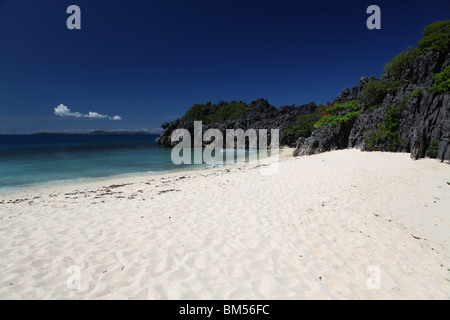 Lahus Island, une des nombreuses îles au large de la côte de la péninsule de Caramoan, sud-est de Luzon aux Philippines. Banque D'Images