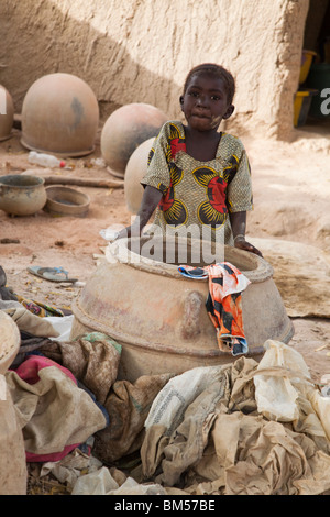 Enfant dans le village de potiers de Kalabougou, au Mali, où les femmes forgerons numu ont travaillé pendant des siècles comme potiers traditionnels. Banque D'Images