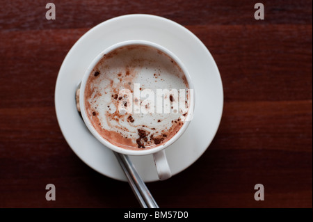 Chocolat chaud dans un mug blanc, vu du dessus Banque D'Images