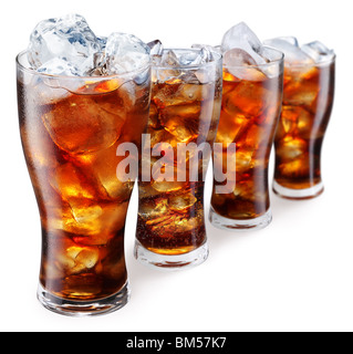 Lunettes avec du coca et des cubes de glace sur un fond blanc Banque D'Images