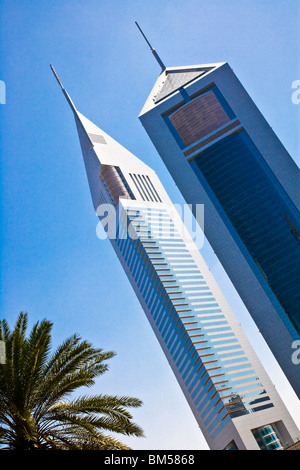 L'Emirates Towers sur Sheikh Zayed Road dans le centre financier de Dubaï, Emirats Arabes Unis, EMIRATS ARABES UNIS Banque D'Images