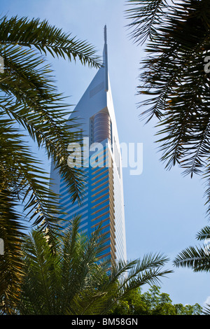 L'Emirates Towers sur Sheikh Zayed Road dans le centre financier de Dubaï, Emirats Arabes Unis, EMIRATS ARABES UNIS Banque D'Images