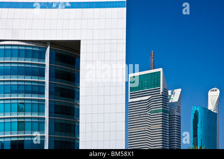 Les gratte-ciel modernes sur la route Sheikh Zayed dans quartier financier de Dubaï avec une partie de l'un de l'Emirates Towers en premier plan. Banque D'Images