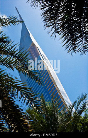 L'un des Emirates Towers sur Sheikh Zayed Road dans le centre financier de Dubaï, Emirats Arabes Unis, EMIRATS ARABES UNIS Banque D'Images