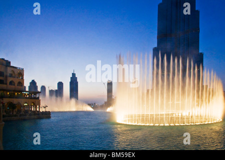 La fontaine de Dubaï afficher en face du Burj Dubaï ou Khalifa, bâtiment le plus haut du monde, au centre-ville de Dubaï, AUX ÉMIRATS ARABES UNIS Banque D'Images