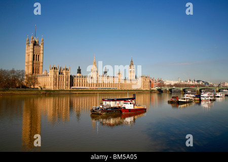 À la recherche sur la Tamise aux chambres du Parlement, Westminster, London, UK Banque D'Images