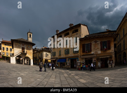 Piazza Motta place sous les nuages orageux, Orta San Giulio sur le lac d'Orta, Lago d'Orta, Piémont, Piémont, Italie Banque D'Images