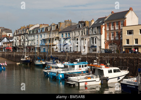 Royaume-uni, Angleterre, Devon, Ilfracombe, port, ses hautes maisons le long du quai Banque D'Images