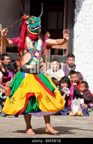 Danses traditionnelles exécutées au festival annuel Tsechu dans l'est du Bhoutan, Trashigang Banque D'Images