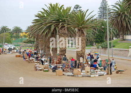 Marché du bois local autour de palmiers à Swakopmund, Namibie, Afrique Banque D'Images