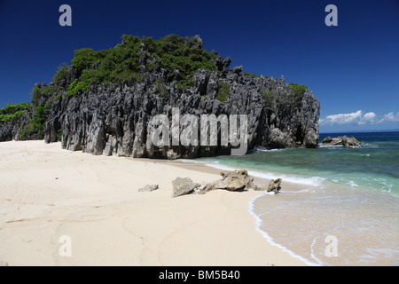 Lahus Island, une des nombreuses îles au large de la côte de la péninsule de Caramoan, sud-est de Luzon aux Philippines. Banque D'Images