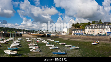 Marée basse dans le port de Binic , Bretagne, France Banque D'Images