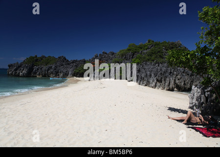 Lahus Island, une des nombreuses îles au large de la côte de la péninsule de Caramoan, sud-est de Luzon aux Philippines. Banque D'Images