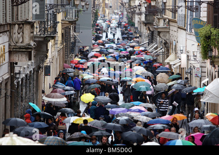 Les gens avec des parasols sous la pluie. Rome Italie Europe Banque D'Images