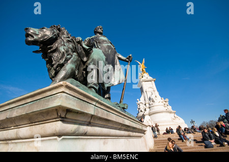 Queen Victoria Memorial à l'extérieur de Buckingham Palace, London, UK Banque D'Images