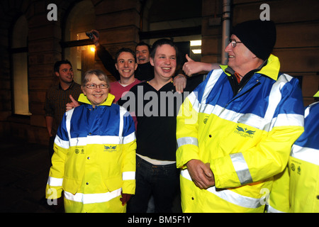 Les Anges de la rue du centre-ville de patrouille de Skipton à aider les buveurs et les membres vulnérables de la communauté. Banque D'Images