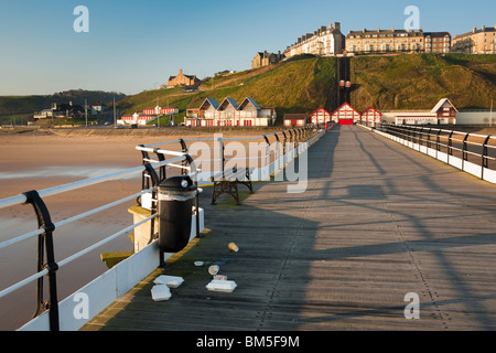 Les poubelles débordent sur Saltburn Pier, Saltburn by-the-Sea, Cleveland, Angleterre Banque D'Images