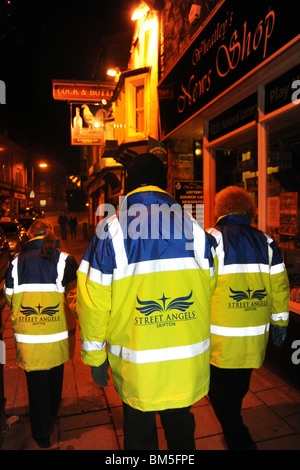 Les Anges de la rue du centre-ville de patrouille de Skipton à aider les buveurs et les membres vulnérables de la communauté. Banque D'Images