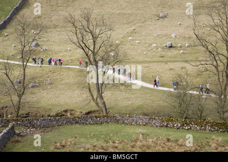 Les visiteurs sur le chemin de Malham Cove, Yorkshire Dales, Angleterre. Banque D'Images