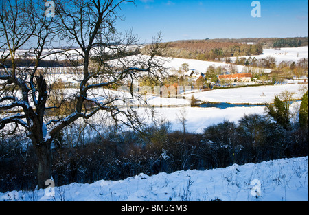 Snowbound paysage sur la vallée de Kennet à Axford près de Marlborough, Wiltshire, England, UK Banque D'Images