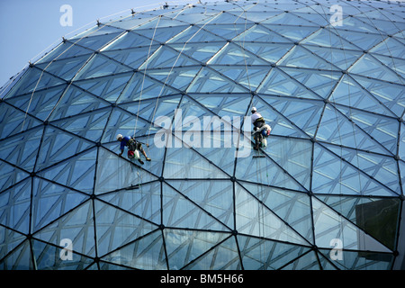 Dôme en verre miroir nettoyage grimpeur building cordes d'escalade Banque D'Images