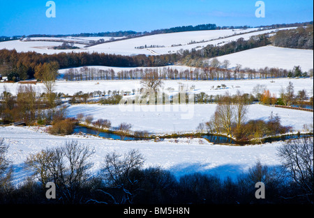 Snowbound paysage sur la vallée de Kennet à Axford près de Marlborough, Wiltshire, England, UK Banque D'Images