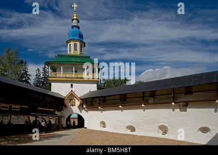 La Russie Petchory Pskov Region Saint monastère orthodoxe de la Dormition fondée en 1473 l'église Saint-Nicolas de 16ème Thaumaturge Banque D'Images