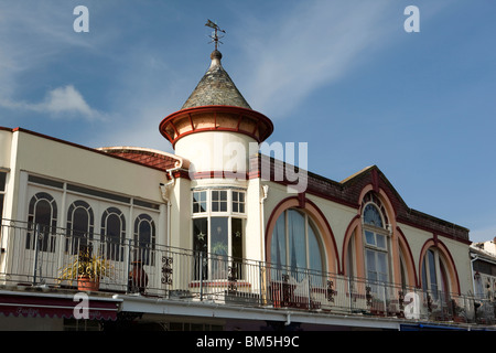 Royaume-uni, Angleterre, Devon, Ilfracombe, promenade, balcon et tour de l'élégant bâtiment de mer Banque D'Images