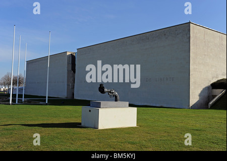 La non-violence, chantier de revolver par Reutersward à Caen Mémorial pour la paix, Calvados, Normandie,France,Le Memorial de Caen Banque D'Images