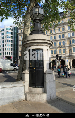 Le poste de police le plus petit du Royaume-Uni à Trafalgar Square London Banque D'Images