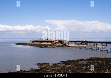 La course vers le bas et dangereux Birnbeck Pier à Weston-super-Mare, Somerset UK Banque D'Images