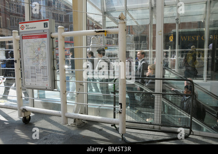 Les banlieusards UK à la gare de Liverpool Street à Londres Banque D'Images