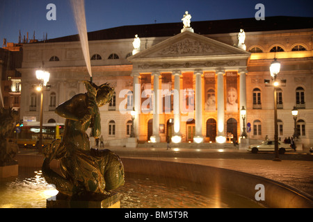 Fontaine en face du théâtre national Dona Maria II sur la place Praça de Dom Pedro IV ou Rossio à Lisbonne, Portugal Banque D'Images