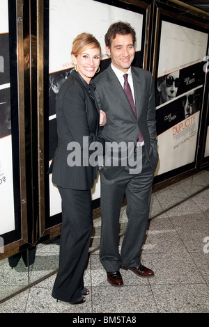 Julia Roberts et Clive Owen arriver lors de la première mondiale de duplicité à l'Empire Leicester Square Banque D'Images