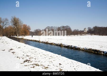 L'Eisbach river traverse le parc Englischer Garten, dans le centre de Munich, Allemagne. Banque D'Images