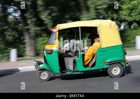 Tuk Tuks ou auto-pousse dans les rues de Delhi en Inde. Banque D'Images