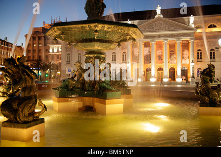 Fontaine en face du théâtre national Dona Maria II sur la place Praça de Dom Pedro IV ou Rossio à Lisbonne, Portugal, Banque D'Images