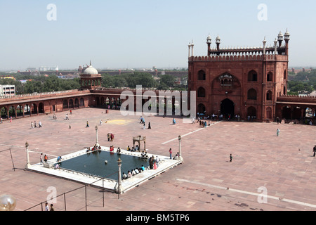 Elavated vue sur la cour de la mosquée Jama Masjid, la mosquée de vendredi ou de Fatehpur Sikri, Old Delhi, Inde. Banque D'Images