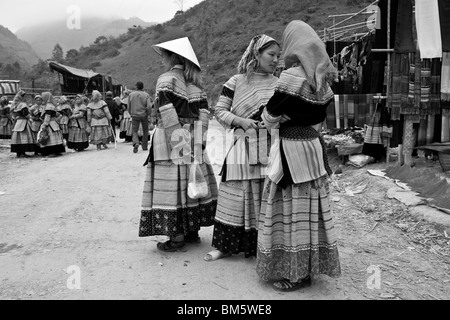 Flower Hmong Hill Tribe, femme, marché de Cancau Bac Ha, Vietnam Banque D'Images