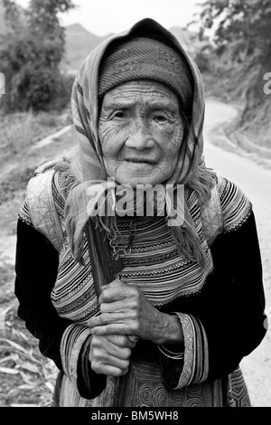 Flower Hmong Hill Tribe femme sur son moyen de marché de Cancau, Bac Ha, Vietnam Banque D'Images