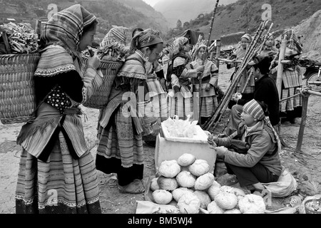 Flower Hmong Hill Tribe, femme, marché de Cancau Bac Ha, Vietnam Banque D'Images