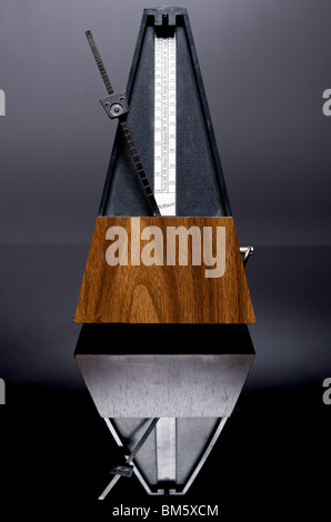 Photo de métronome mécanique en bois avec bar-marquage bell, compté, avec réflexion en perspex noir Banque D'Images