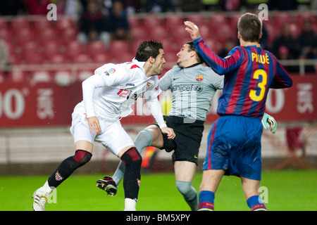Alvaro Negredo essaie de diriger la balle entre Pinto et pique. Banque D'Images