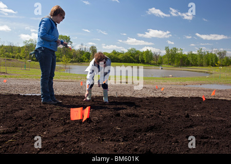 Les bénévoles de l'éducation des plantes Jardin des plantes indigènes à Detroit River International Wildlife Refuge Banque D'Images